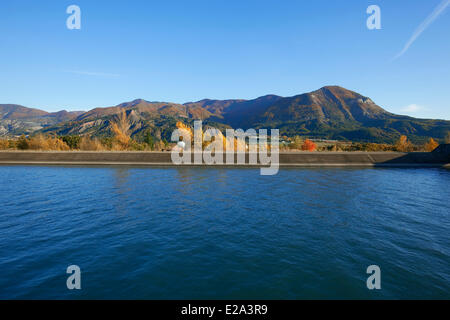 France, Hautes Alpes, Plan Vitrolles channel EDF, Alpes de Haute Provence, et la vallée de la Durance dans l'arrière-plan Banque D'Images