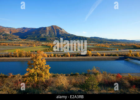 France, Hautes Alpes, Plan Vitrolles channel EDF, Alpes de Haute Provence, et la vallée de la Durance dans l'arrière-plan Banque D'Images