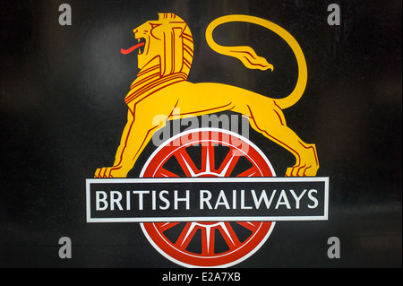 BRITISH RAILWAYS emblème avec lion et sur le côté de la roue de locomotive à vapeur préservé Banque D'Images