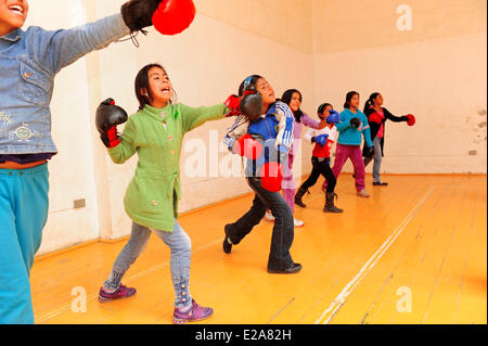 Le Pérou, Cuzco Cuzco, province, pour la boxe à une session d'auto-défense dans le gymnase de l'un des 5 centres d'éducation gérés par Banque D'Images