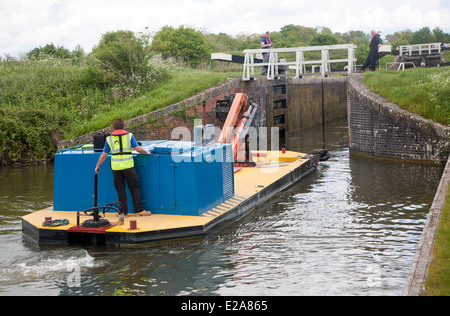 Bateau de maintenance à Caen Hill vol d'écluses sur le canal Kennet et Avon Devizes, Wiltshire, Angleterre Banque D'Images