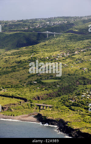France, Ile de la Réunion (département français d'outre-mer), côte ouest, pont à haubans sur le passage de la route des Tamarins Banque D'Images