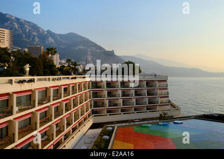 Principauté de Monaco, Monaco, mouettes sur la terrasse du jardin du Casino de Monte-Carlo, l'Hexa Grace est le toit de tuiles de Banque D'Images