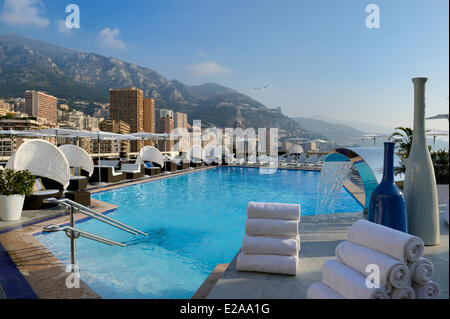 Principauté de Monaco, Monaco, Monte-Carlo, Fairmont Hotel piscine sur le toit et le quartier Larvotto dans l'arrière-plan Banque D'Images