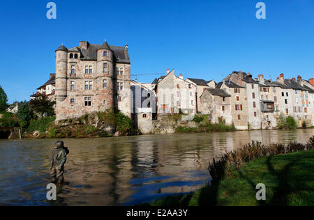 La France, l'Aveyron, Vallée du Lot, Espalion, arrêt sur la Route de Compostelle, classée au Patrimoine Mondial de l'UNESCO, face à la statue de plongeur Banque D'Images