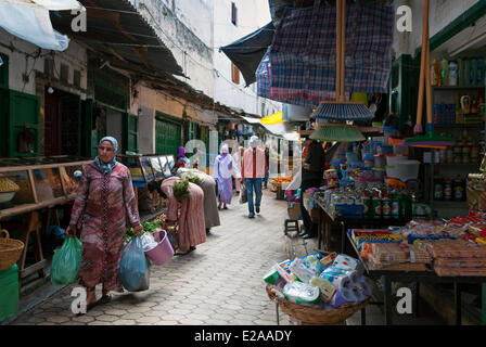 Maroc, région du Rif, Tétouan, médina classée au Patrimoine Mondial de l'UNESCO, rue du marché Banque D'Images