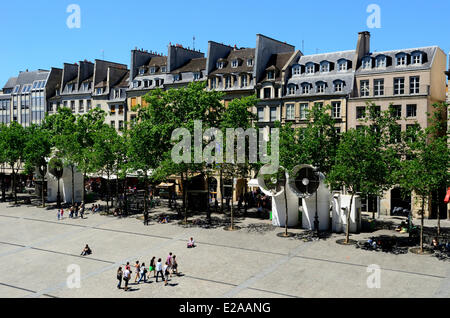 France, Paris, Centre Georges Pompidou square vu depuis une terrasse du centre conçu par les architectes Renzo Piano, Richard Banque D'Images