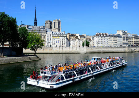 France, Paris, quais de Seine classés au Patrimoine Mondial par l'UNESCO, un bateau passe devant des quais de Bourbon et de quais Banque D'Images