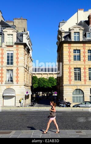 France, Paris, Ile de la Cite, Pont Neuf route (nouveau pont) et bâtiments place Dauphine Banque D'Images