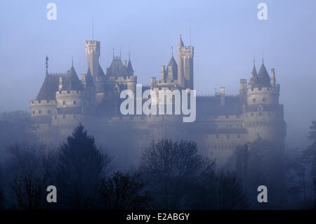 La France, l'Oise, Pierrefonds, vue de côté le château de Pierrefonds est géré par le Centre des Monuments Nationaux de France et Banque D'Images