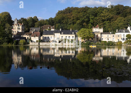 La France, l'Oise, Pierrefonds, Pierrefonds Lake Village Banque D'Images