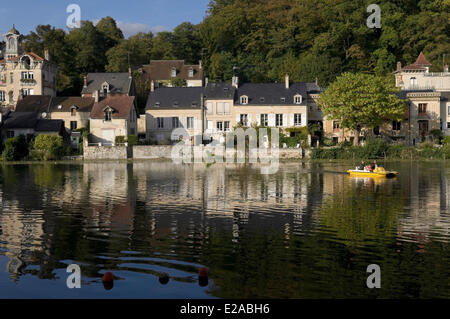 La France, l'Oise, Pierrefonds, Pierrefonds Lake Village Banque D'Images