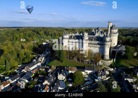 La France, l'Oise, Pierrefonds, vol en ballon au-dessus du château de Pierrefonds gérés par centre de Monuments Nationaux de la France et Banque D'Images