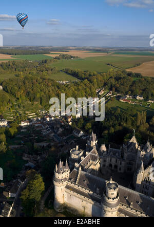 La France, l'Oise, Pierrefonds, vol en ballon au-dessus du château de Pierrefonds gérés par centre de Monuments Nationaux de la France et Banque D'Images