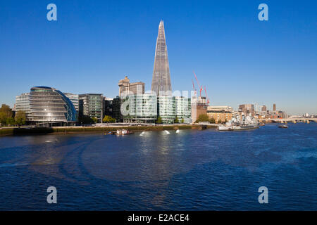 United Kingdown, London, Southwark, l'Hôtel de Ville et le Shard London Bridge Tower de l'architecte Renzo Piano, la plus haute tour en Banque D'Images