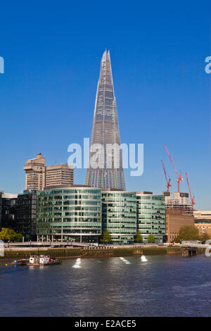 United Kingdown, London, Southwark, l'Hôtel de Ville et le Shard London Bridge Tower de l'architecte Renzo Piano, la plus haute tour en Banque D'Images