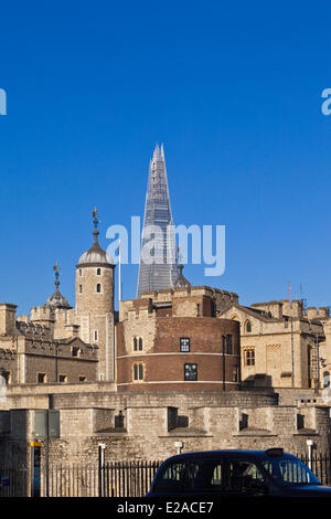 United Kingdown, Londres, la ville, la Tour de Londres et le Shard London Bridge Tower de l'architecte Renzo Piano, le plus haut Banque D'Images