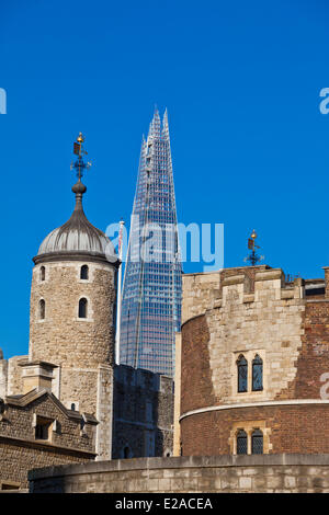 United Kingdown, Londres, la ville, la Tour de Londres et le Shard London Bridge Tower de l'architecte Renzo Piano, le plus haut Banque D'Images