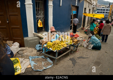 Une vieille femme vendant des bananes dans un marché de rue à La Paz, Bolivie. Banque D'Images