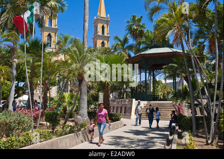 Le Mexique, l'état de Sinaloa, Mazatlan, la place principale et la cathédrale en arrière-plan Banque D'Images