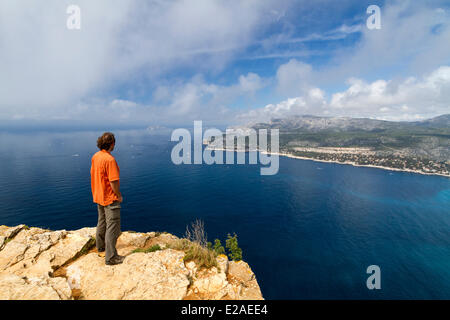 France, Bouches du Rhône, Cassis, un homme en contemplant les Calanques vu depuis les falaises du Cap Canaille Banque D'Images