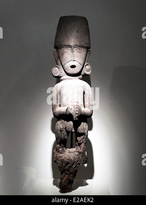 Sculpture en bois de la période impériale Chimu 1300 - 1532 AD Museo de Arte Precolombino, Cusco - Pérou un bel exposant d'une idole Chimu qui, à la manière d'un totem, représente un caractère inhérent à l'iconographie de cette culture. L'artiste a rendu les boiseries avec une grande facilité et a appliqué les chimú typiques dessins, formes et détails, la création d'un rituel très élaborée du prince dans lequel nous découvrir, par exemple, la forme angulaire du visage couronné par un magnifique couvre-chef et d'une paire de boules quies. Cette idole ou l'étoile montre une plasticité marquée remarquablement appliquée aux boiseries, le stat Banque D'Images