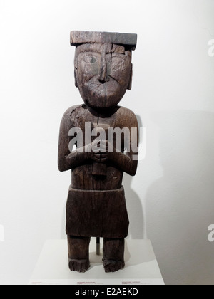 Sculpture en bois de la période impériale Chimu 1300 - 1532 AD Museo de Arte Precolombino, Cusco - Pérou petite idole en bois représentant une figure debout tenant à deux mains une quena (flûte en roseau) indiquant l'importance de la musique dans les activités rituelles. L'artiste présente ici une figurine laden avec détails et caractéristiques, avec une prédominance de lignes droites, grave et prononcée, au moyen de laquelle il succeds pour transmettre le caractère de forte personnalité, complétée par son hierartic l'attitude et l'ornementation dont il est orné de. Banque D'Images