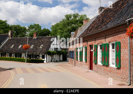 France, Nord, Terdeghem, rue typique et maisons flamandes Banque D'Images