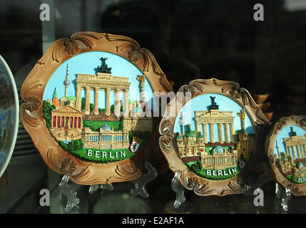 Les plaques avec repères de Berlin sont vus dans une boutique de souvenirs pour les touristes, à Berlin, à l'Alexanderplatz , Janvier 02, 2014. La photo fait partie d'une série sur le tourisme à Berlin. Photo : Wolfram Steinberg dpa Banque D'Images