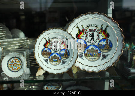 Les plaques avec repères de Berlin et l'ours de Berlin sont vus dans une boutique de souvenirs pour les touristes, à Berlin, à l'Alexanderplatz , Janvier 02, 2014. La photo fait partie d'une série sur le tourisme à Berlin. Photo : Wolfram Steinberg dpa Banque D'Images