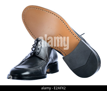 Une paire de chaussures en cuir noir avec "made in Portugal" gravé sur l'unique Banque D'Images