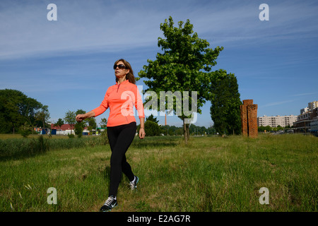 Woman power walking in a park Banque D'Images