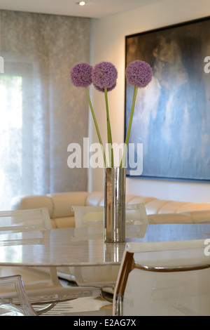 Vase avec fleurs sur table de salle à manger Banque D'Images