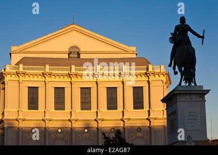 Espagne, Madrid, Plaza de Oriente, le Théâtre Royal de l'architecte Antonio López Aguado et ouvert en 1850, Philip IV equestrian Banque D'Images