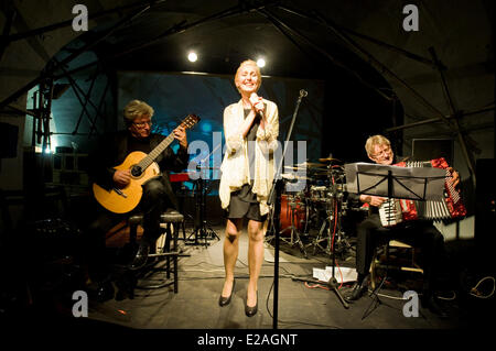 Varsovie, Pologne. 17 Juin, 2014. Un concert de poésie chantée avec maître de la guitare acoustique, Janusz Strobel et célèbre pianiste jazz Andrzej Jagodzinski à l'accordéon, a été présentée dans les caves de l'église des camaldules à Varsovie le mardi soir. Les chansons poétiques, rendus par la chanteuse Anna Stankiewicz, évoquant la chanson française et fado portugais, sont toujours appréciés par les générations plus âgées. Crédit : Henryk Kotowski/Alamy Live News Banque D'Images