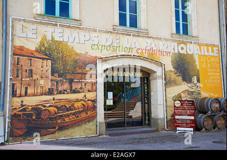 France, Aude, navigation sur le Canal du Midi, classé au Patrimoine Mondial de l'UNESCO, Homps, river harbour, exposition sur la Banque D'Images
