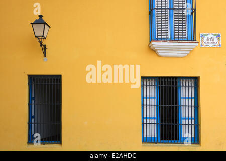 Cuba, Ciudad de La Habana Province, La Havane, La Habana Vieja, quartier classé au Patrimoine Mondial de l'UNESCO, façade colorée sur la Calle Banque D'Images