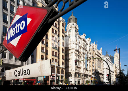 Espagne, Madrid, Gran Via, l'artère principale du centre-ville avec des bâtiments du début du xxe siècle et la station de métro Callao Banque D'Images