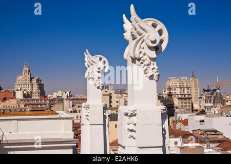 Espagne, Madrid, Plaza de Santa Ana, vue sur le centre-ville de l'Hotel ME Madrid (anciennement hôtel spacieux toit-terrasse) Victoria construit Banque D'Images