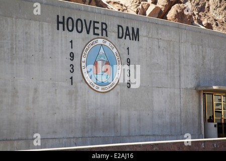 Inscription commémorant la construction du Barrage Hoover à la Hoover Dam visitor center NEVADA USA Etats-Unis d'Amérique. Banque D'Images