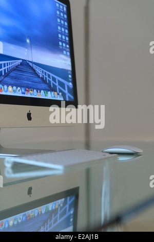 Ordinateur Apple iMac sur un bureau en verre Banque D'Images