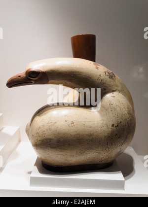 Les Cormorans bouteille classique Mochica période 1 - 800 ANNONCE Museo de Arte Precolombino, Cusco - Pérou loin de tout symbolisme qui pourrait constituer un ajout inutile, ce cormoran invite à la contemplation, au grand bonheur des formes, à suivre le chemin et la grâce de mouvement qui est présent dans la torsion du cou et la position des becs. Il est remarquable d'observer que les petits détails de couleur qui ont été utilisés avec beaucoup de soin par l'artiste de rompre la rigueur de la tonalité de la couleur crème et d'améliorer la finesse de chaque oiseau. Compétences sculptural devient enrichi dans cette bouteille, par e Banque D'Images