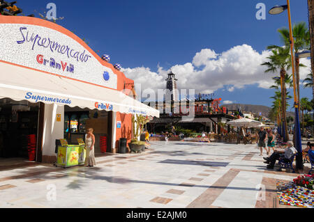 L'Espagne, Iles Canaries, Tenerife, Playa de Las Americas, promenade avec des magasins et des bars Banque D'Images