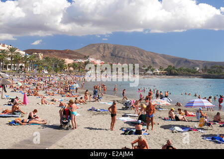 L'Espagne, Iles Canaries, Tenerife, Playa de Las Americas, les touristes sur la plage Banque D'Images