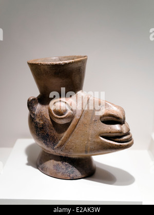 Navire sculpté Huari période transitoire 800 AD - AD 1300 Museo de Arte Precolombino, Cusco - Pérou le lama dans la Communauté andine camelid qui possède la plus grande signification symbolique et l'importance économique. Pour cette raison, il est fréquemment représenté. Cette bouteille, qui rassemble et à fusionner les éléments caractéristiques de la céramique de Huari -espansionist Pan andine, est un délicieux exemple de la douceur et la beauté. Bien que l'activité sculpturale n'était pas la caractéristique la plus remarquable dans le panorama de la céramique du sud, cet objet constitue un exemple de l'harmonie réalisée par Banque D'Images