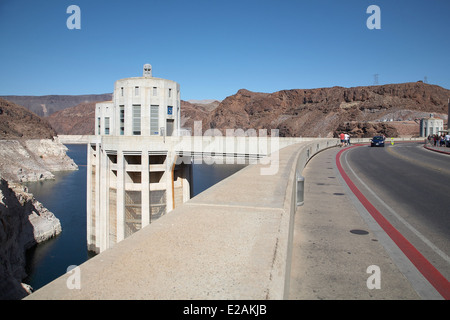 Le Barrage Hoover, tour d'entrée d'eau du fleuve Colorado, frontière entre les États du Nevada et l'Arizona, USA, avril 2014. Banque D'Images