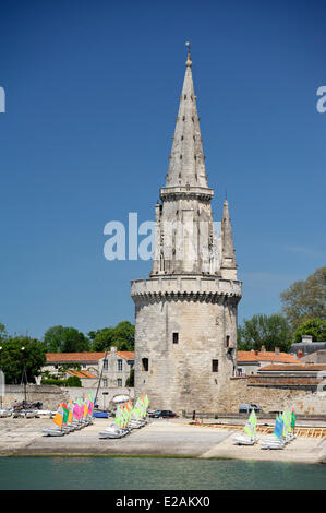 En France, en Charente Maritime, La Rochelle, tour de la Lanterne (tour-lanterne) dans le vieux port Banque D'Images