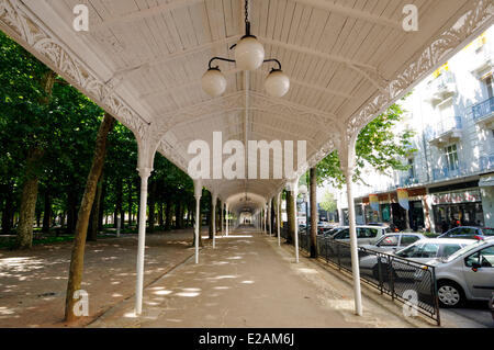 France, Allier, Vichy, Parc des sources, un passage pour piétons couvert construit pour l'Exposition Universelle à Paris Banque D'Images