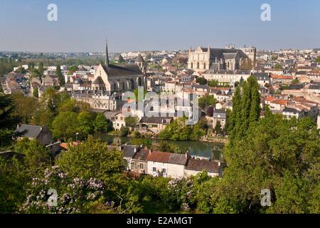 France, Vienne, Poitiers, panorama avec l'église Sainte Rodagonde et la cathédrale Saint Pierre Banque D'Images