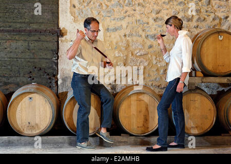 La France, l'Hérault, Saint Aunes, Château les Mazes, domaine viticole d'échantillonnage dans un tonneau depuis la pipette dans une cave pour dégustation, Banque D'Images